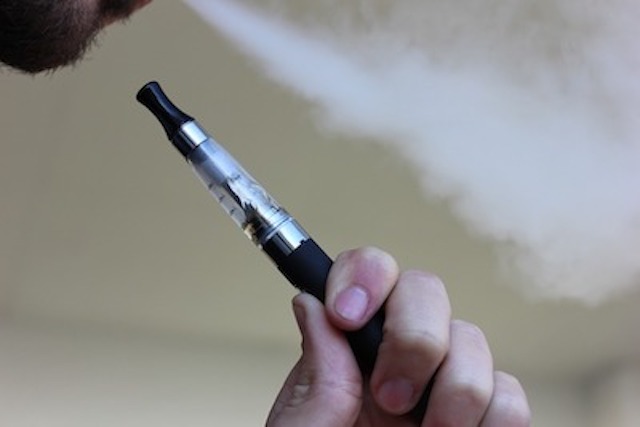 vapeを使う男性