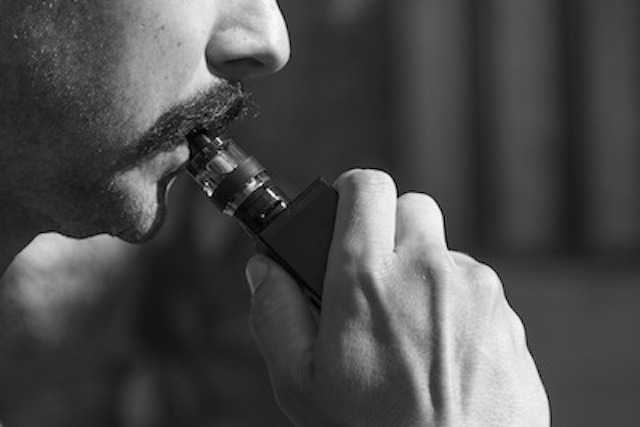 vapeを吸う男性