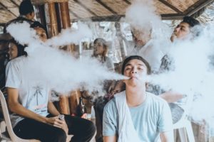 VAPEを使用している男性達